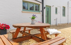 Outdoor dining - Coach House Annexe (Sandown)