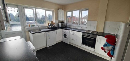 Room 3 - Single Bed - Wfi - 2 minute walk to Iver Station 