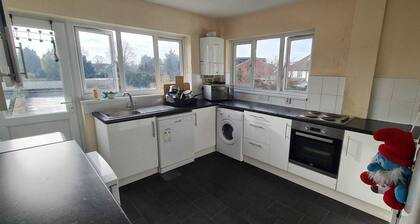 Room 3 - Single Bed - Wfi - 2 minute walk to Iver Station