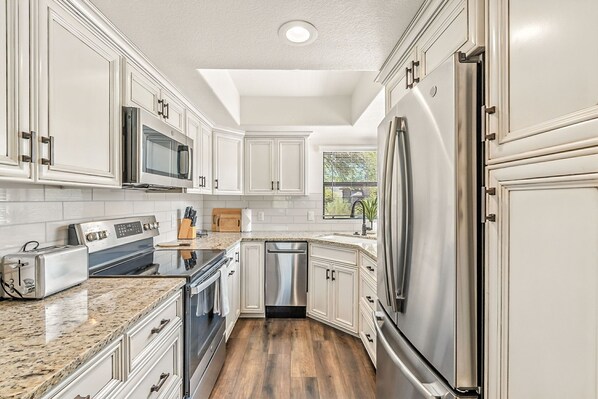 Fridge, microwave, oven, stovetop - Exceptional upgrades makes for a perfect short or long term stay (TUCSON)