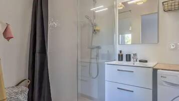 淋浴设施、吹风机、毛巾