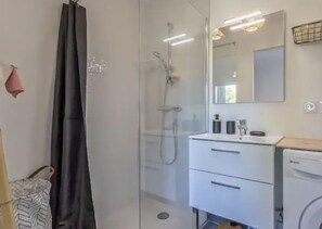 Regadera, secadora de cabello, toallas 