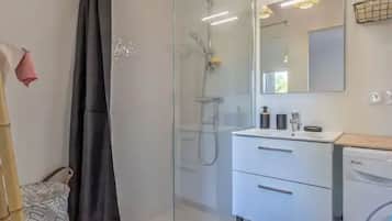 Douche, sèche-cheveux, serviettes fournies
