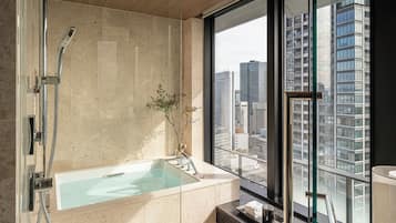 Premier suite, 1 kingsize bed, op de hoek | Badkamer | Designer toiletartikelen, een haardroger, badjassen, pantoffels