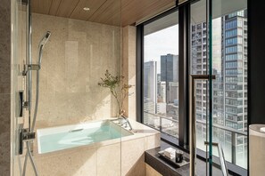 Premier suite, 1 kingsize bed, op de hoek | Badkamer | Designer toiletartikelen, een haardroger, badjassen, pantoffels