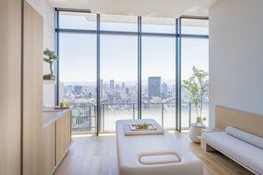 Couples treatment rooms, sauna, hot tub, steam room