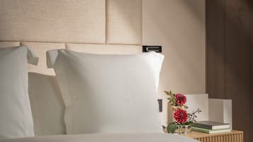 Seprai premium, selimut bulu angsa, bantalan ekstra lembut, dan minibar