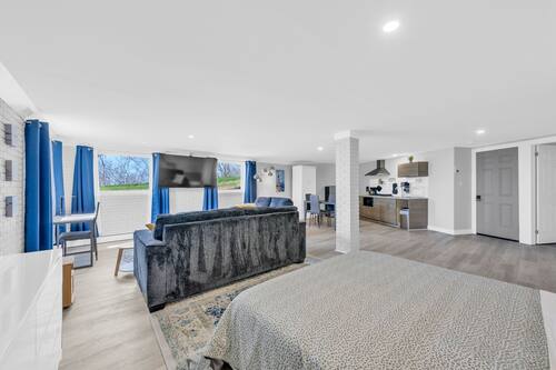 Luxury Apartment, Lake View | Living area