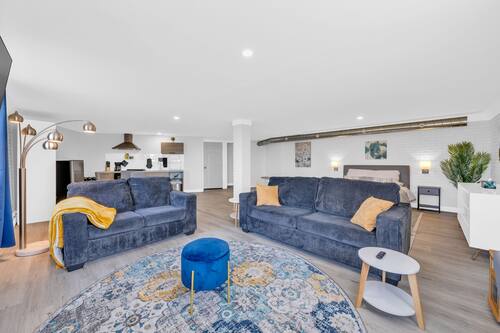 Luxury Apartment, Lake View | Living area