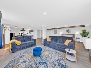 Apartemen Mewah, pemandangan danau | Area keluarga | Smart TV 65-inci dengan saluran TV digital dan layanan streaming