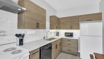 Premium Apartment | Private kitchen | Fridge, microwave, oven, stovetop