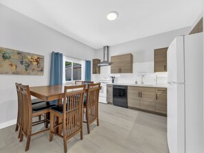 Premium-Apartment | Eigene Küche | Kühlschrank, Mikrowelle, Ofen, Herdplatte