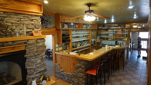 Comfy, quiet rustic lodge with game room, bar, dining room & full XL kitchen