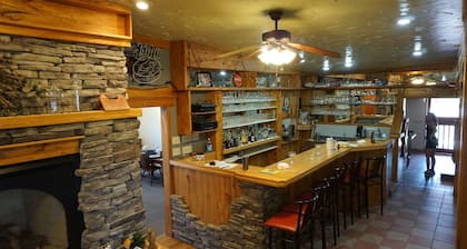 Comfy, quiet rustic lodge with game room, bar, dining room & full XL kitchen
