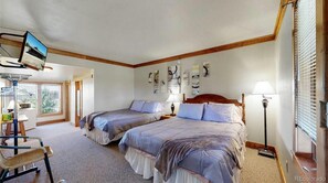 8 bedrooms, iron/ironing board, WiFi, bed sheets - Comfy, quiet rustic lodge with game room, bar, dining room & full XL kitchen (Joes)