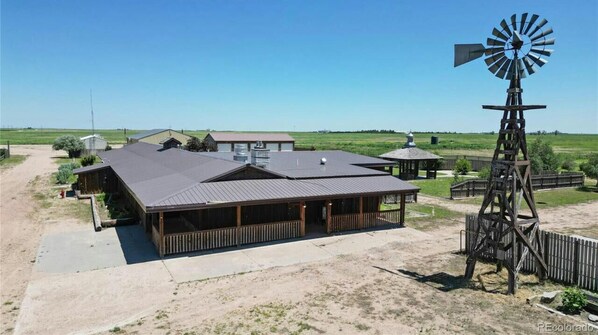 Exterior - Comfy, quiet rustic lodge with game room, bar, dining room & full XL kitchen (Joes)