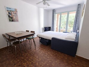 Unclassified image, 5 of 18, button