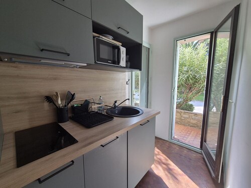 Collioure: Bright T2 Apartment with Terrace and Parking