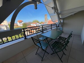 Outdoor dining - "Spacious Duplex in Arcachon with Terrace, Close to Beach and Shops" (Arcachon)