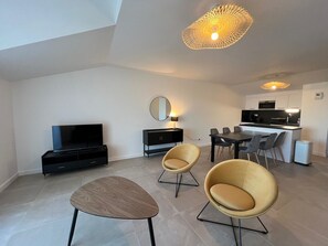 TV - "Spacious Duplex in Arcachon with Terrace, Close to Beach and Shops" (Arcachon)