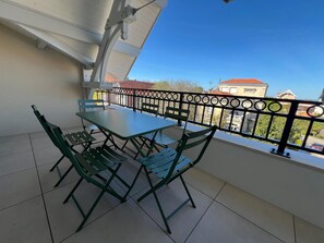 Outdoor dining - "Spacious Duplex in Arcachon with Terrace, Close to Beach and Shops" (Arcachon)