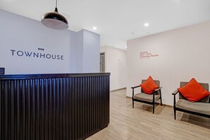 Reception - Super Townhouse 858 Hotel N Y (Ahmedabad)