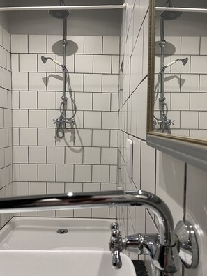 Douche, sèche-cheveux, serviettes fournies, papier toilette