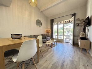 TV - Cozy Sainte-Maxime Villa: Private Pool, Terrace, 200m from Beach, Sleeps 6 (Sainte-Maxime)