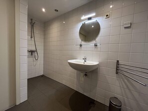 Douche, sĂšche-cheveux, serviettes fournies, papier toilette