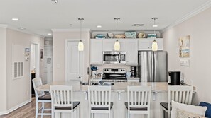 Réfrigérateur, four à micro-ondes, un four, surface de cuisson