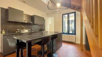 Fridge, oven, dishwasher, coffee/tea maker