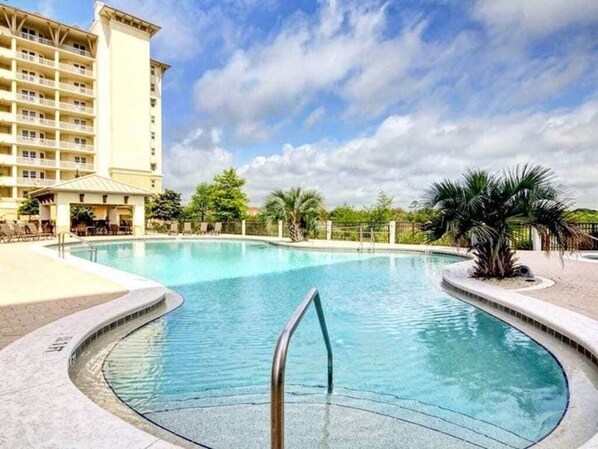 Kolam renang outdoor