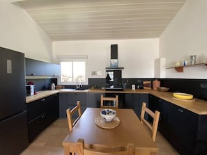 Fridge, microwave, oven, stovetop - maison Isabel à Arès (Arès)