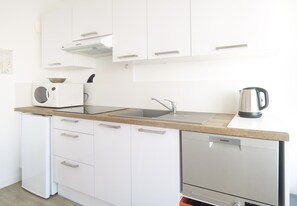 Fridge, microwave, stovetop, dishwasher