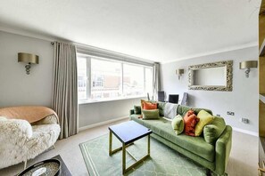 Een televisie en een kantoor