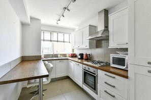 Een koelkast, een magnetron, een oven, een kookplaat