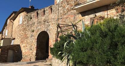 Stay on the walls of Murlo Castle, apartment with breathtaking views