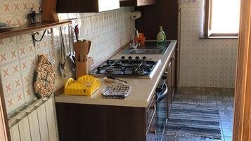 Frigorifero, forno, piano cottura, lavastoviglie