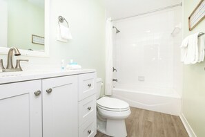 Haartrockner, Handtücher, Shampoo, Toilettenpapier