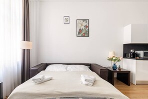 1 chambre, bureau, fer et planche à repasser, lit de bébé portatif