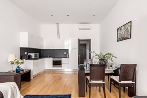 Réfrigérateur, four à micro-ondes, un four, surface de cuisson