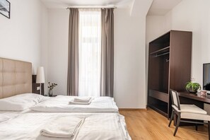 1 slaapkamer, een bureau, een strijkplank/strijkijzer, reisbedje