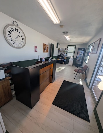 Lobby. Auburn Inn Motel & Long Creek RV Park