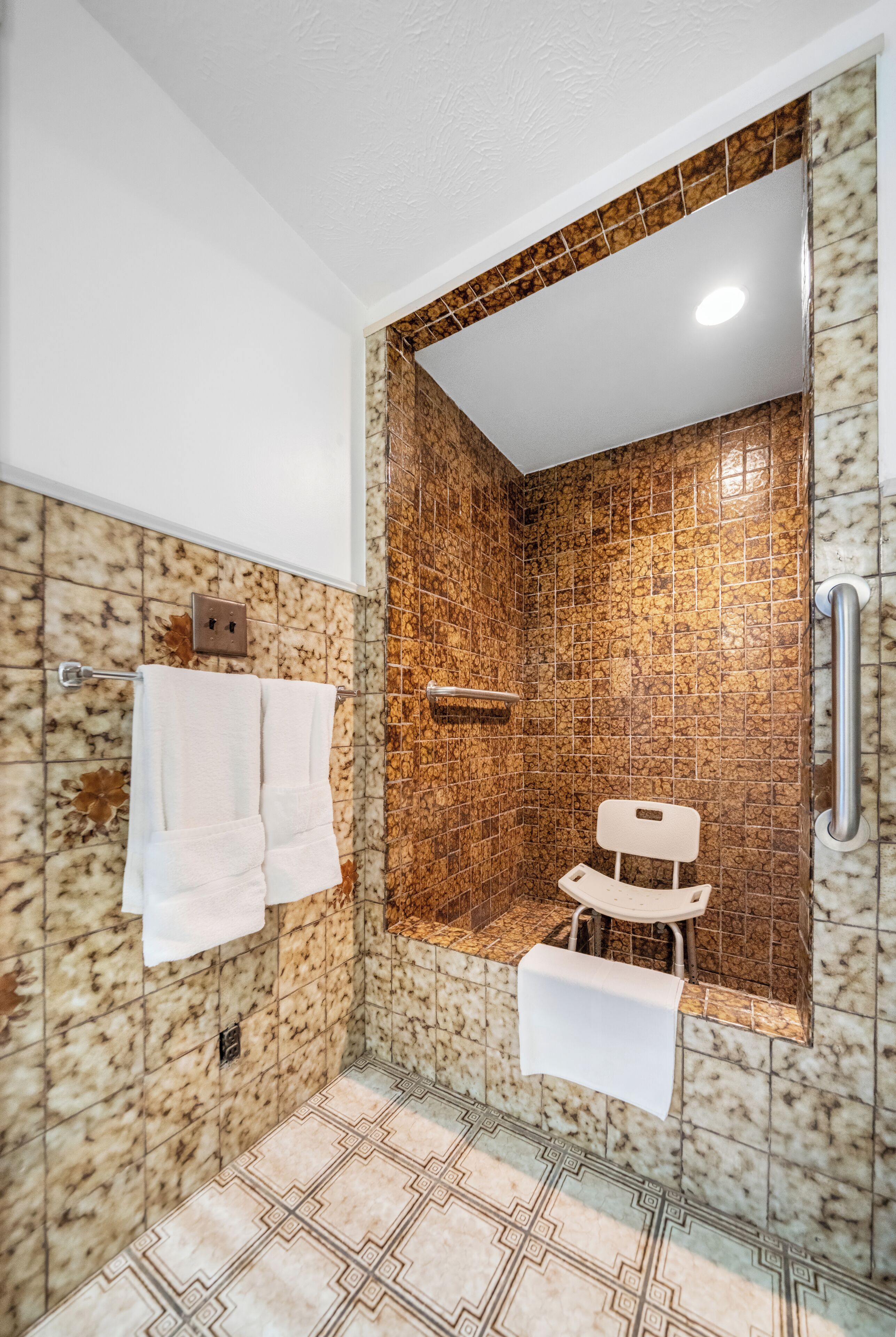 Une salle de bain avec une douche, des toilettes et un lavabo.