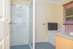Shower, hair dryer, towels - Lazy Days in Jurien Bay (Jurien Bay)