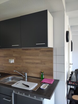 Kühlschrank, Mikrowelle, Herdplatte, Wasserkocher mit Kaffee-/Teezubehör