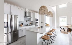 Microondas, parrilla de estufa, lavavajillas y cafetera y tetera 