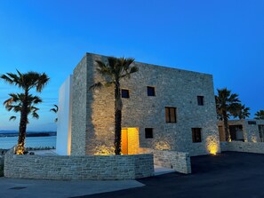 Villa Prestige, 3 chambres, piscine privée, en face de la plage | Terrasse/patio