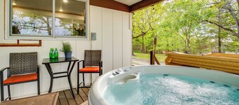 Woods Point Getaway w/ Private Hot Tub
