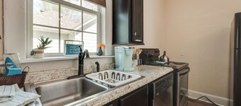 Springfield Home < 1/2 Mi to Commercial Street!